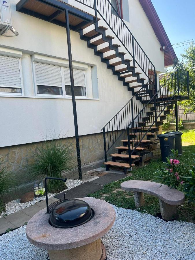 Rege Apartman Alsoors Luaran gambar